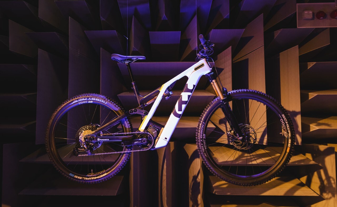Husqvarna Mountain Cross: la nuova e-bike in carbonio dallo stile inconfondibile